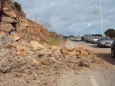 انهيار صخري على طريق جرش عمان والاشغال تفتح الطريق