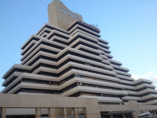 إغلاق قاعة المسثتمرين في مجمع بنك الإسكان