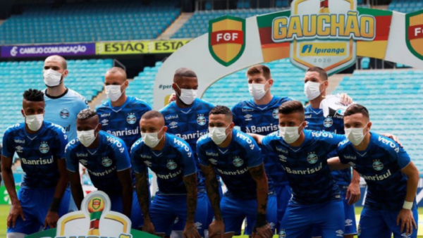 في زمن كورونا.. لاعبو فريق يحتجون بالكمامات على إجبارهم على اللعب (صور)