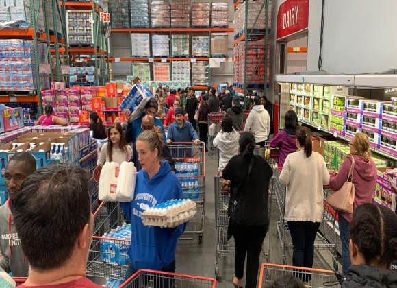 كورونا يقلب الولايات المتحدة.. مطالبات بعدم تخزين الأغذية وإغلاق للمطاعم والحانات