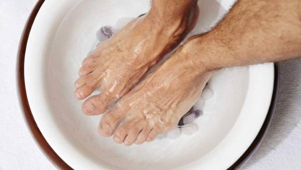 كيف تواجه رائحة القدم الكريهة؟‬