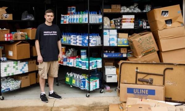 الشرطة الأمريكية تحقق مع رجل قام بتخزين 18 ألف عبوة من معقم اليدين