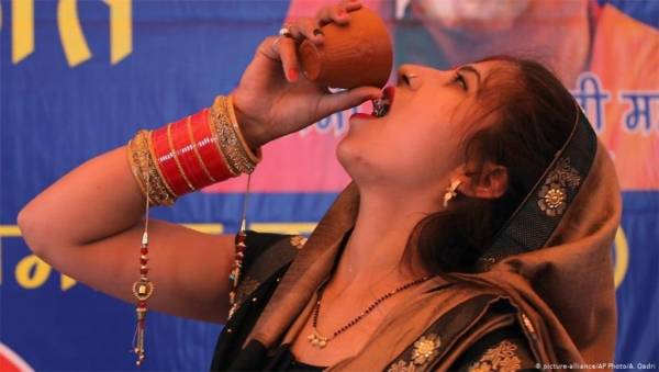 الهند.. شرب بول البقر في حفلة للوقاية من فيروس كورونا