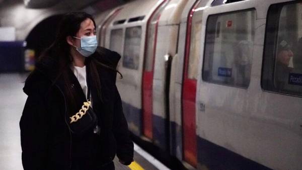 لندن تغلق 40 محطة مترو وتقلص حركة الحافلات