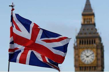 الحكومة البريطانية تطلب عودة (65) ألف طبيب وممرض متقاعد للعمل