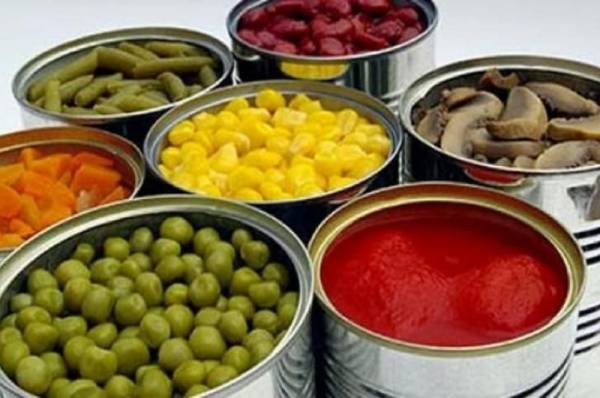 مواطن يشتري معلبات بـ1000 دينار