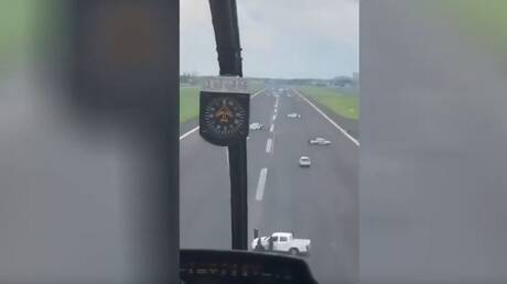 شاهد.. مطار يلجأ لوضع مركبات على المدرج لمنع هبوط طائرة إسبانية