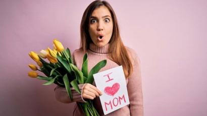 فيروس كورونا: ممرضات يحتفلن بعيد الأم على الجبهة وربات منازل داخل الحجر الصحي