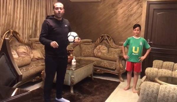 عامر ذيب يلعب الكرة و البلاي ستيشن بالحجر المنزلي