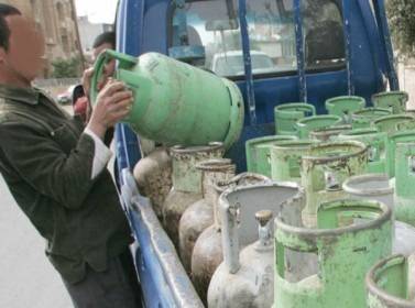 سيارات توزيع الغاز تتخفى بين الاحياء وبدون موسيقى ،، والاسطوانات لناس وناس !!