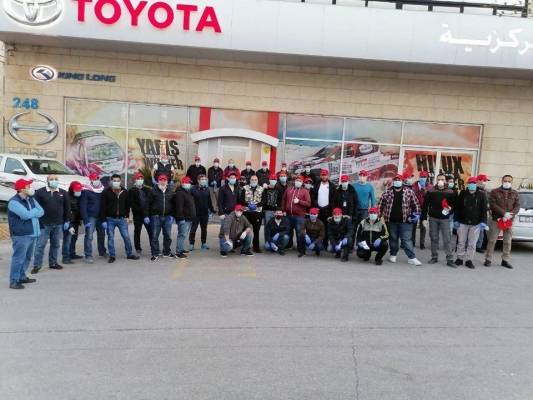 100 سيارة ومتطوعون من المركزية بدجت وتويوتا لتوزيع الخبز