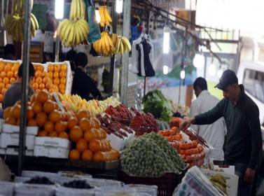المخابز فارغة ومحال البقالة بلا سجائر..والخضار والدجاج يتصدر اهتمام المواطنين