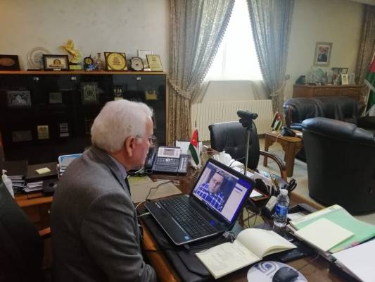 وزير التعليم العالي يترأس اجتماعاً لرؤساء الجامعات الخاصة باستخدام تقنيات الاتصال عن بعد