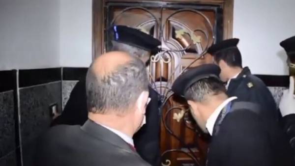 مصر: الامن يقتحم شقة بها مدخل سري ويعثر على مفاجأة أثناء حظر التجوال (فيديو)