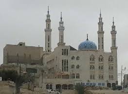 بالفيديو .. مشهد مبكي لمؤذن مسجد في عمان وهو يتفقد أماكن المصلين