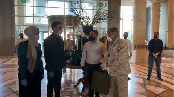 هدية من جلالة الملك وجلالة الملكة وولي العهد للعروسين في البحر الميت (فيديو)