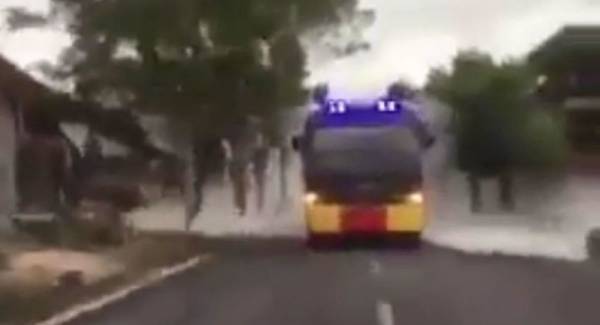 شاهد بماذا تطهر إندونيسيا شوارعها من كورونا... فيديو