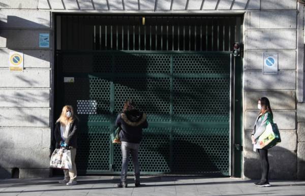 “ليست مترين فقط”.. علماء : ابتعدوا عن بعضكم 8 أمتار لمنع العدوى بكورونا