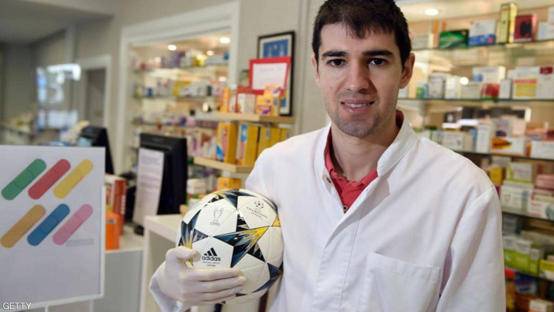 لمواجهة كورونا .. لاعب إسباني يعمل بصيدلية
