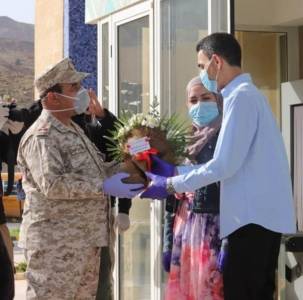 الجيش يودع المحجور عليهم داخل الفنادق بالورود  صور