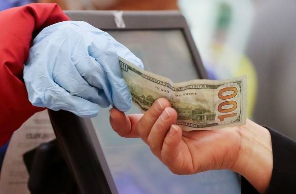 مفاجأة صادمة من الصحة العالمية عن القفازات.. هل تصد كورونا؟