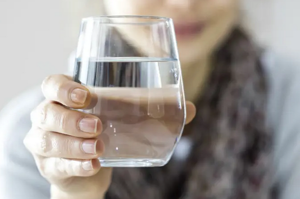 أيقينا شرب الماء الساخن من كورونا؟