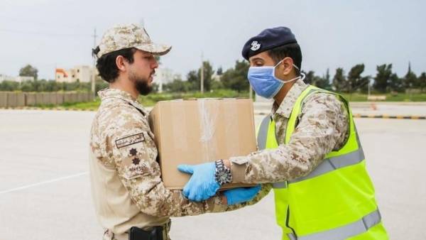 ولي العهد يشارك القوات المسلحة بتوزيع مساعدات في إربد