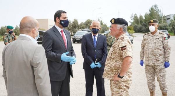 بدون كمامات أو قفازات..الملك يخوض معركة الشعب ضد الكورونا