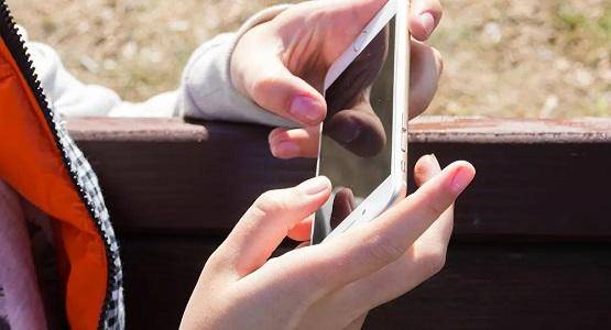 كورونا يعيش على سطح هاتفك 4 أيام