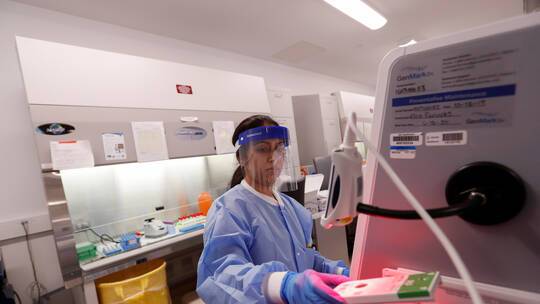 بماذا يواجه الأطباء في دول العالم كوفيد  19؟