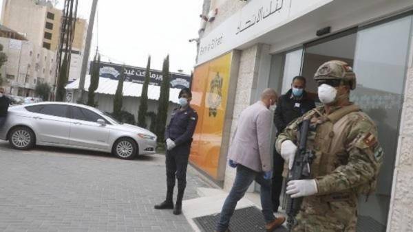 الجيش ينظم عمل البنوك ومحلات الصرافة