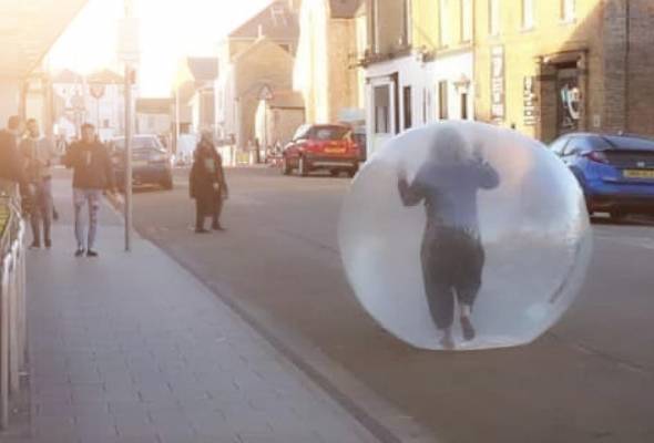 شاهد.. تضع نفسها داخل بالون للتنقل وتفادي كورونا