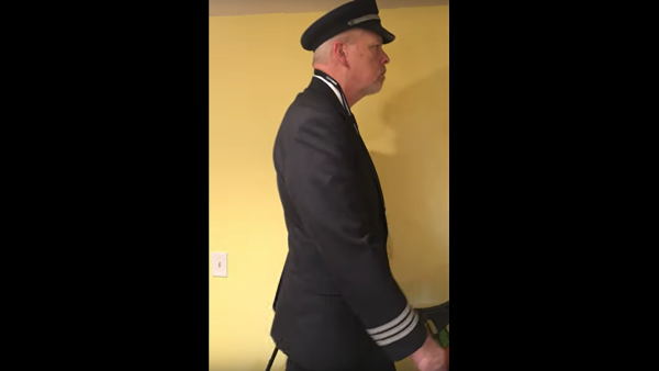 بالفيديو: كيف تحدى طيار أميركي الحجر الصحي؟