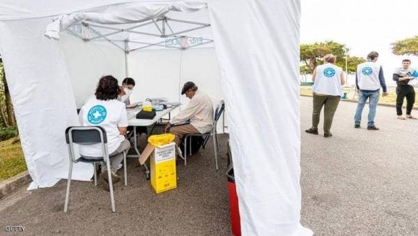 السجن لرجل بصق على عناصر شرطة مدعيا إصابته بكورونا