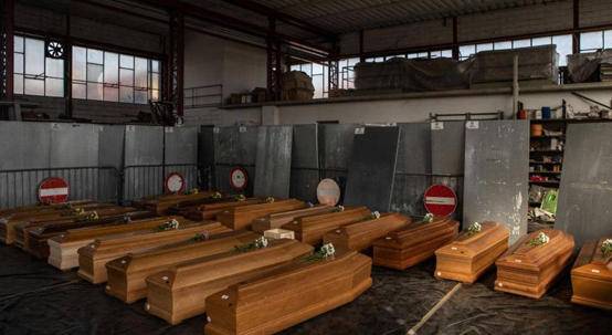 جثامين مكدسة .. محرقة في ميلانو تغلق أبوابها