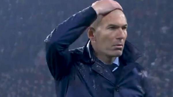 في مثل هذا اليوم أمسك زيدان بـصلعته اندهاشا بفن رونالدو (فيديو)