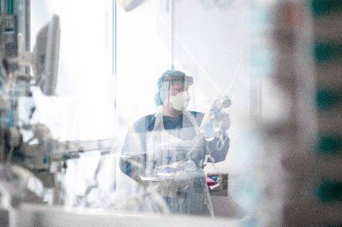 ناجون من فيروس كورونا يتبرعون بالبلازما لانقاذ أرواح