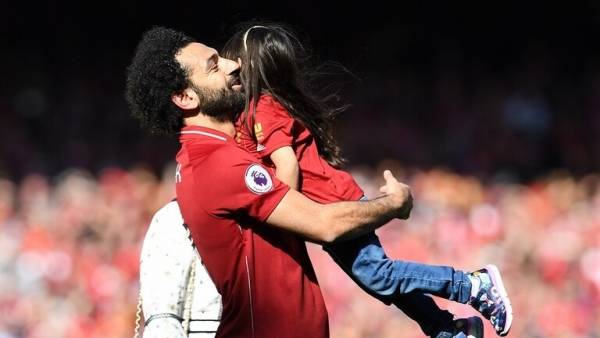 شاهد.. محمد صلاح يحافظ على لياقته داخل الحجر المنزلي رفقة ابنته