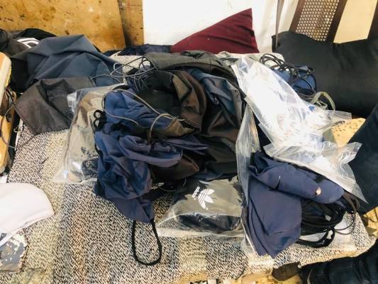 الأمن الوقائي يضبط مشغل كمامات غير قانوني في الزرقاء، ويلقي القبض على شخصين تورطا بالقضية.