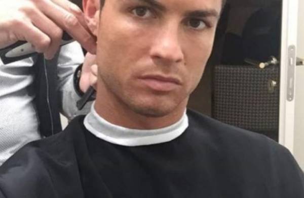 رونالدو يستعين بـحلاق من عائلته لقص شعره بسبب كورونا(شاهد)