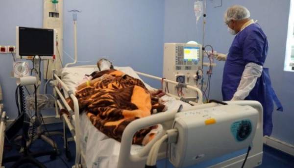 مسؤول إيراني يرجح وجود نصف مليون إصابة بكورونا في بلاده