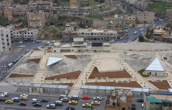 نقل مسن الساحة الهاشمية الى دار لرعاية كبار السن