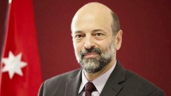 الرزاز يوجه رسالة للعاملين بالقطاع الطبي أنتم الأبطال وخط الدفاع الأول 