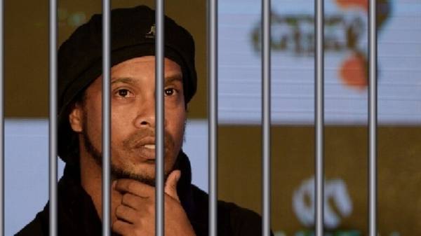 الساحر رونالدينيو يخرج من السجن بكفالة كبيرة