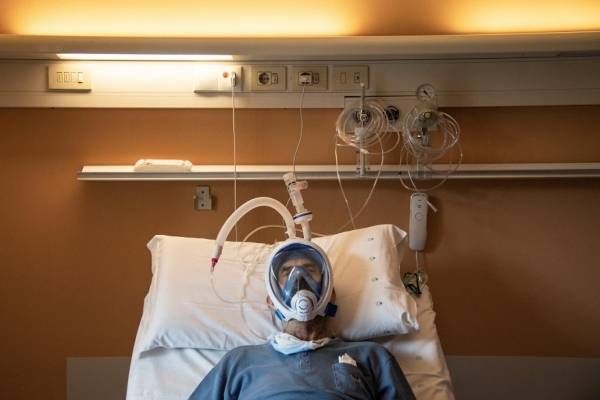 مصابو كورونا يروون فترة حجرهم: وحدة قاتلة ونظرات تعكس الموت