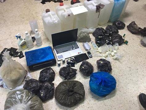 ضبط شخصين بمداهمة امنية في الرمثا وبحوزتهم مادة الجوكر الصناعي