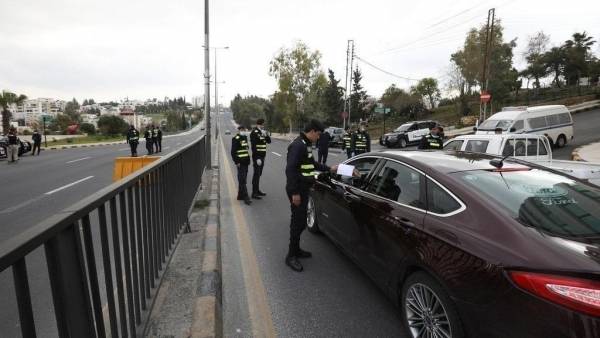 ضبط 39 مركبة و21 شخصاً خرقوا حظر التجول في الزرقاء