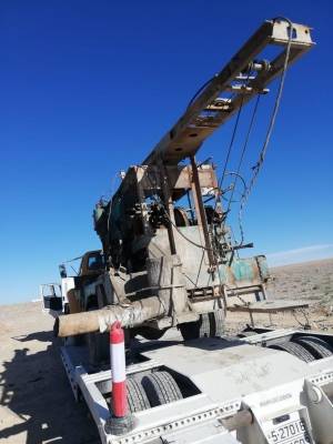 ضبط حفارة مخالفة ثانية وردم بئر وتوقيف (4) اشخاص في معان