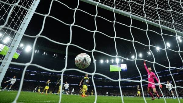 أول ناد إنجليزي يعلن عن تأجيل رواتب اللاعبين