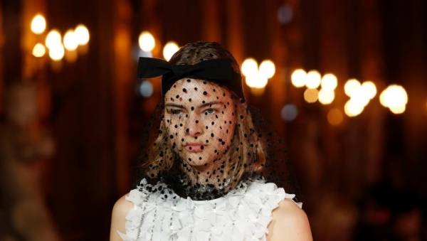 لمواجهة كورونا.. الوشاح وسيلة تمنع الناس من لمس الوجه